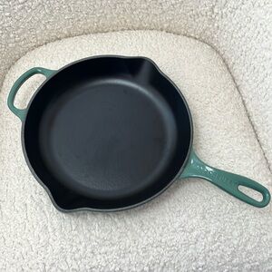 Le creuset iron handle skillet